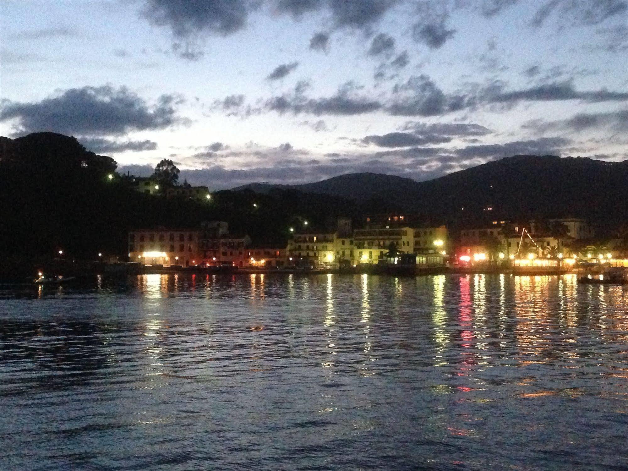 Affittacamere Vista Mare Porto Azzurro Eksteriør billede